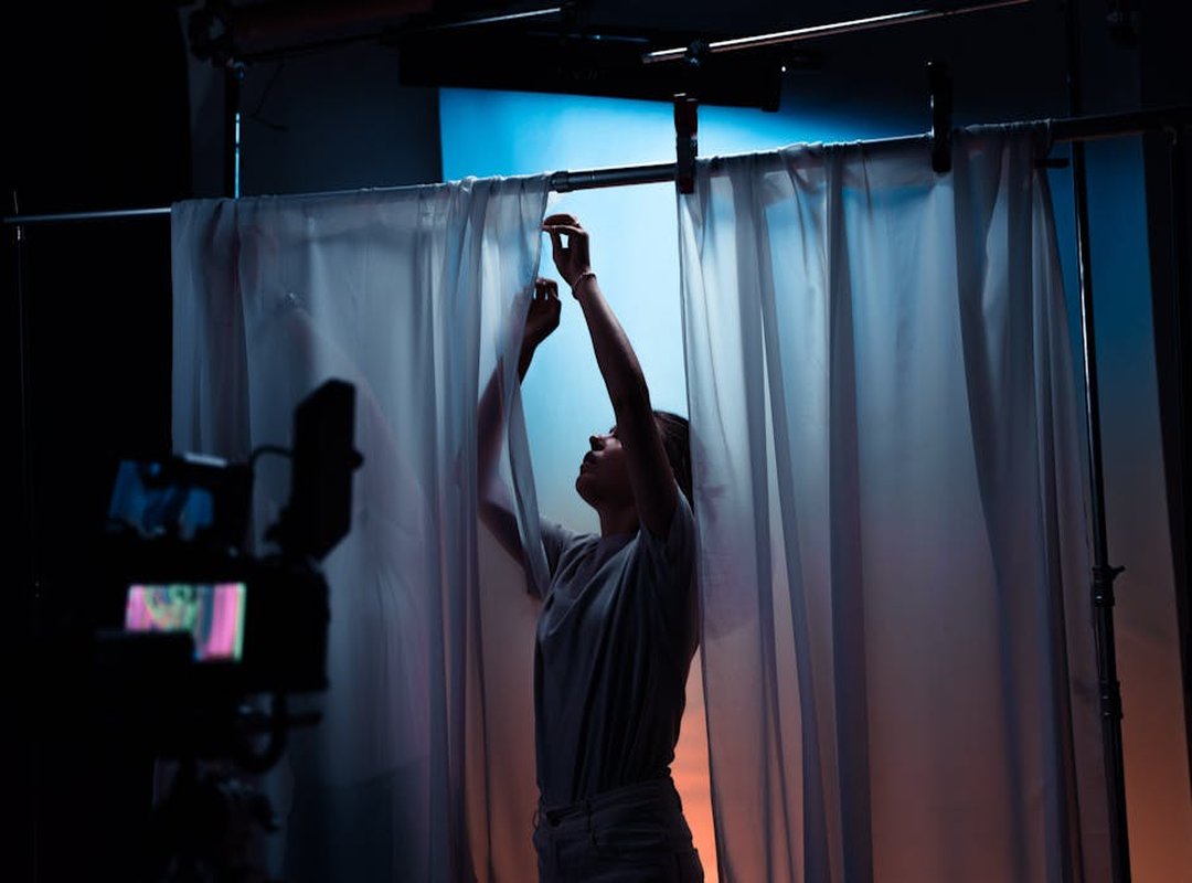 Setting the Scene: Finding the Best Backgrounds and Light