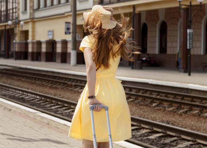 full-shot-woman-train-station